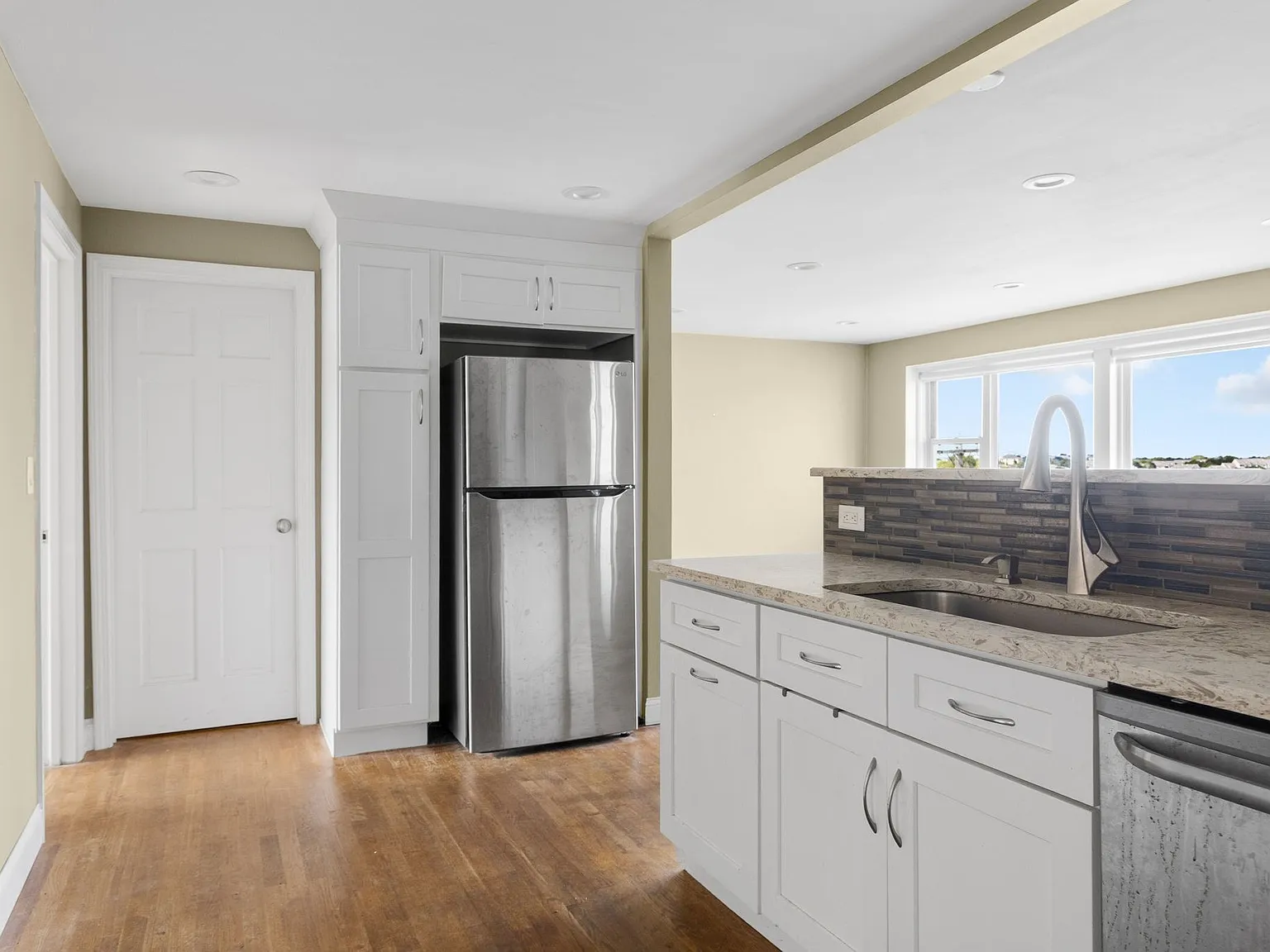 2 bed, 1.0 bath, 900 sqft, $3,200 — Photo 2