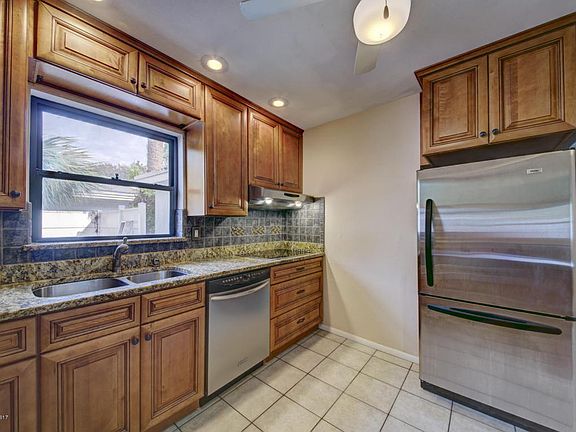 5th image of 1572 Holland St