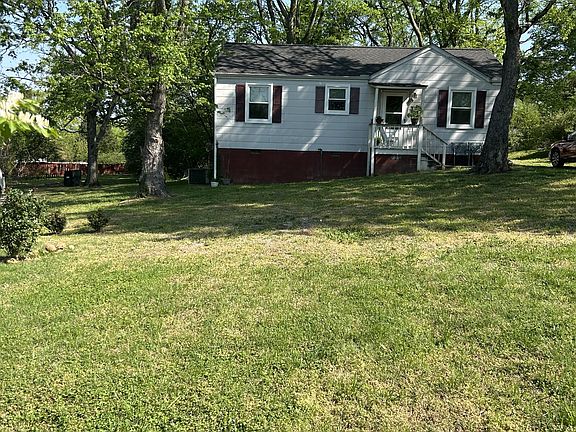 2nd image of 1926 Dahlia Dr