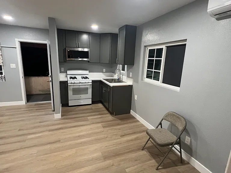 364 S Ferris Ave #1/2 — Photo 3
