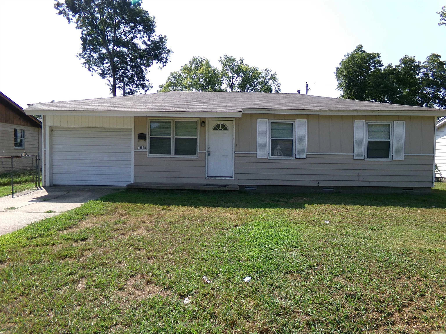 3 bed, 1.5 bath, 1024 sqft, $1,100 — Photo 1