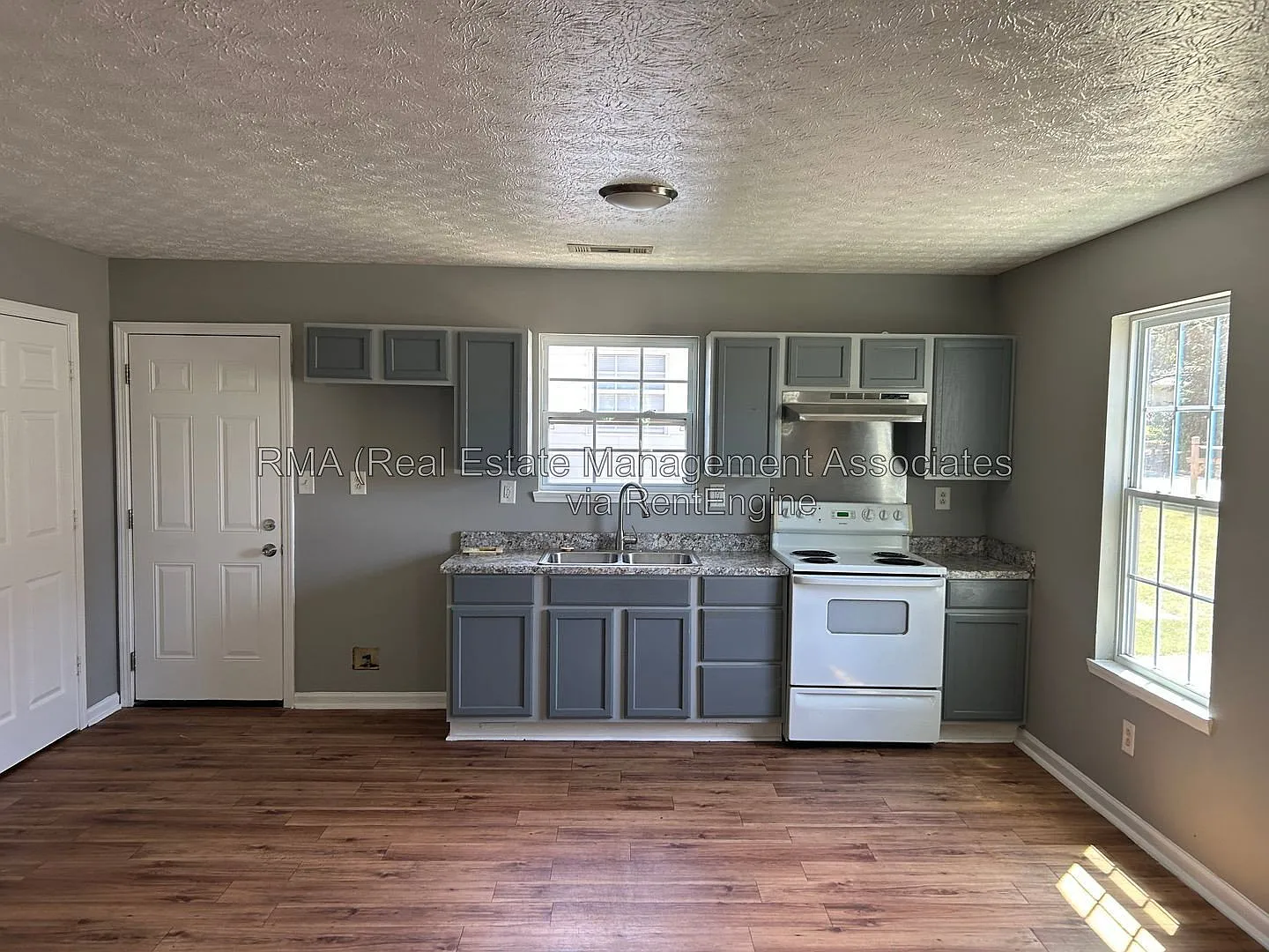 3 bed, 2.0 bath, 840 sqft, $1,200 — Photo 3