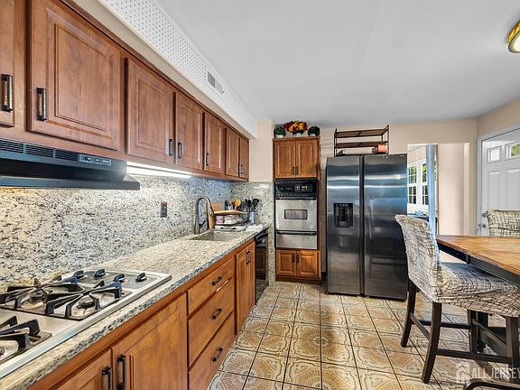 3rd image of 5 Cortland Dr