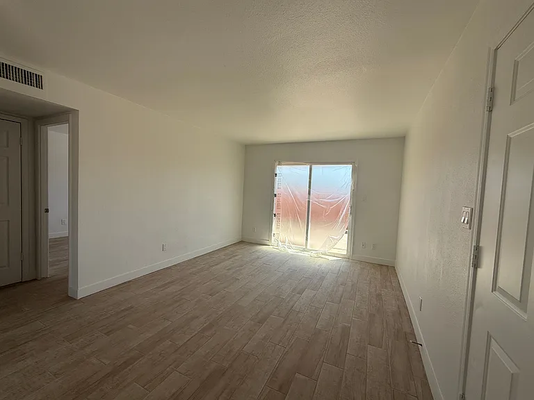 4035 S 45th Pl — Photo 2
