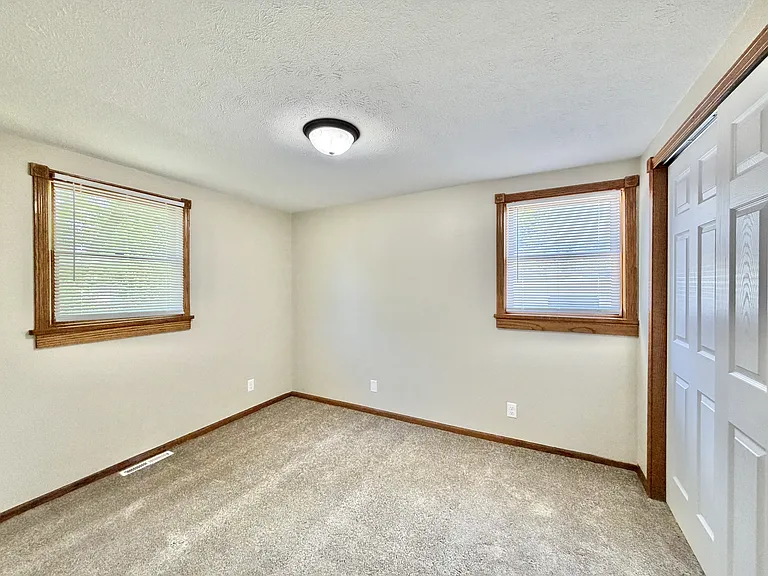418 Caroline St N — Photo 3