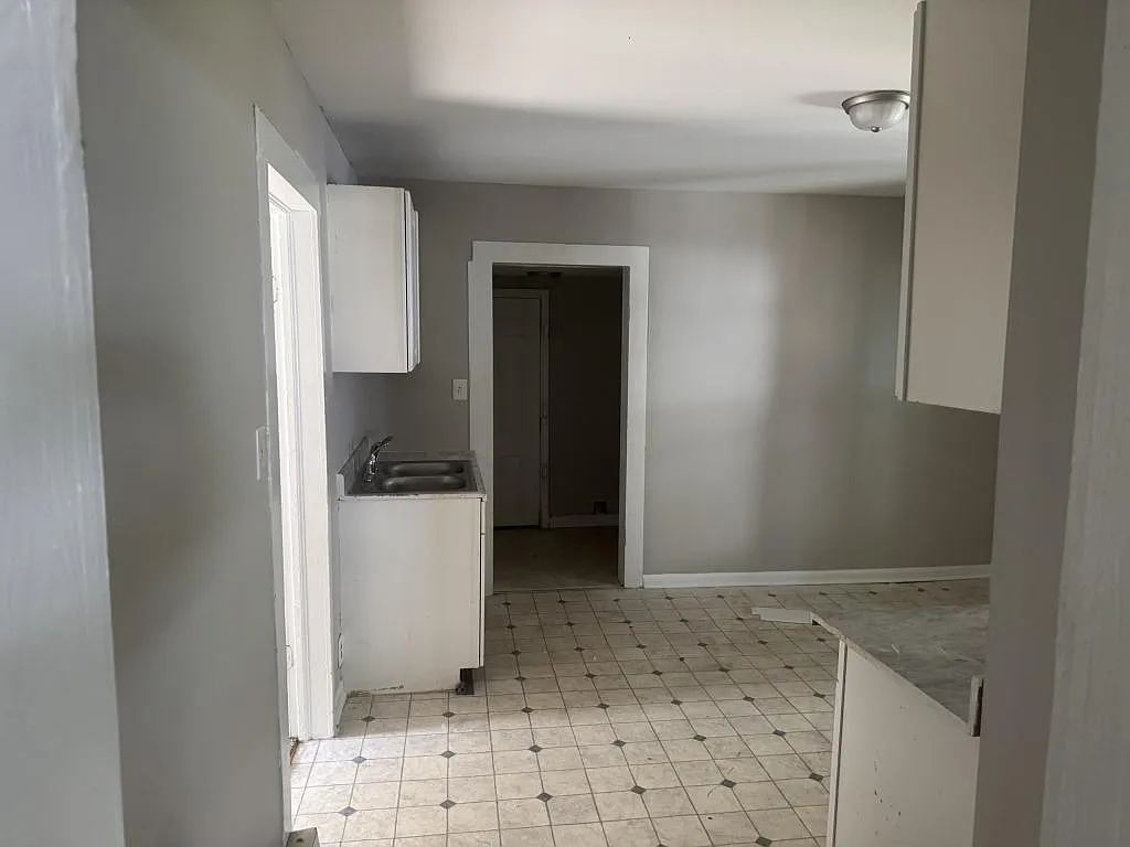 906 Juniper St — Photo 3