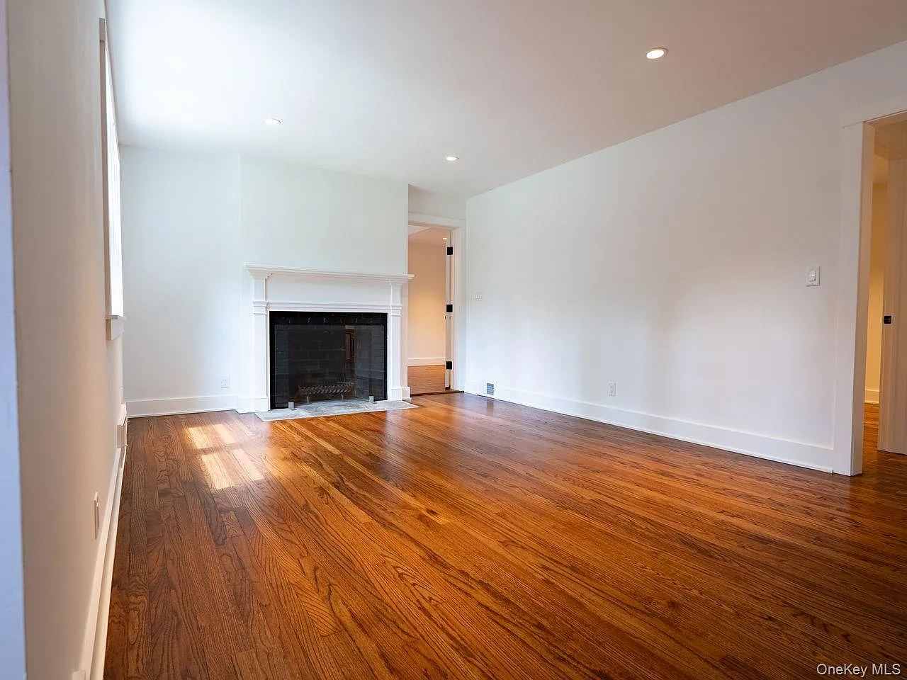 3 bed, 2.0 bath, 1669 sqft, $6,950 — Photo 2