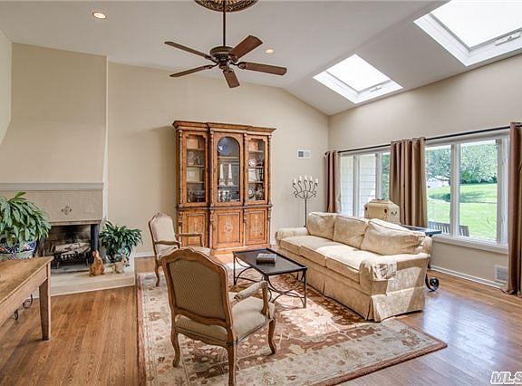 4th image of 39 Old Town Ln