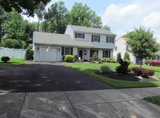 20 Hideaway Dr, Willow Grove, PA 19090