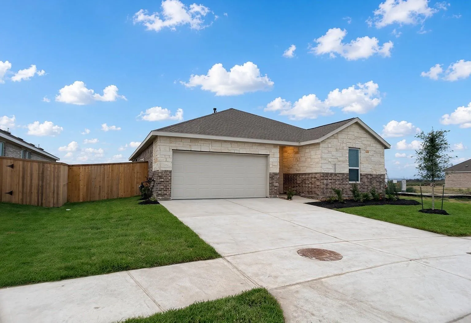 3 bed, 2.0 bath, 1627 sqft, $2,200 — Photo 2