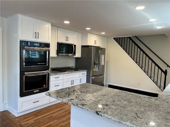 14 Steven Ave, North Kingstown, RI 02852