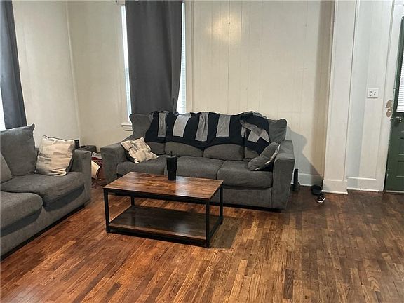 4th image of 119 W 7th St