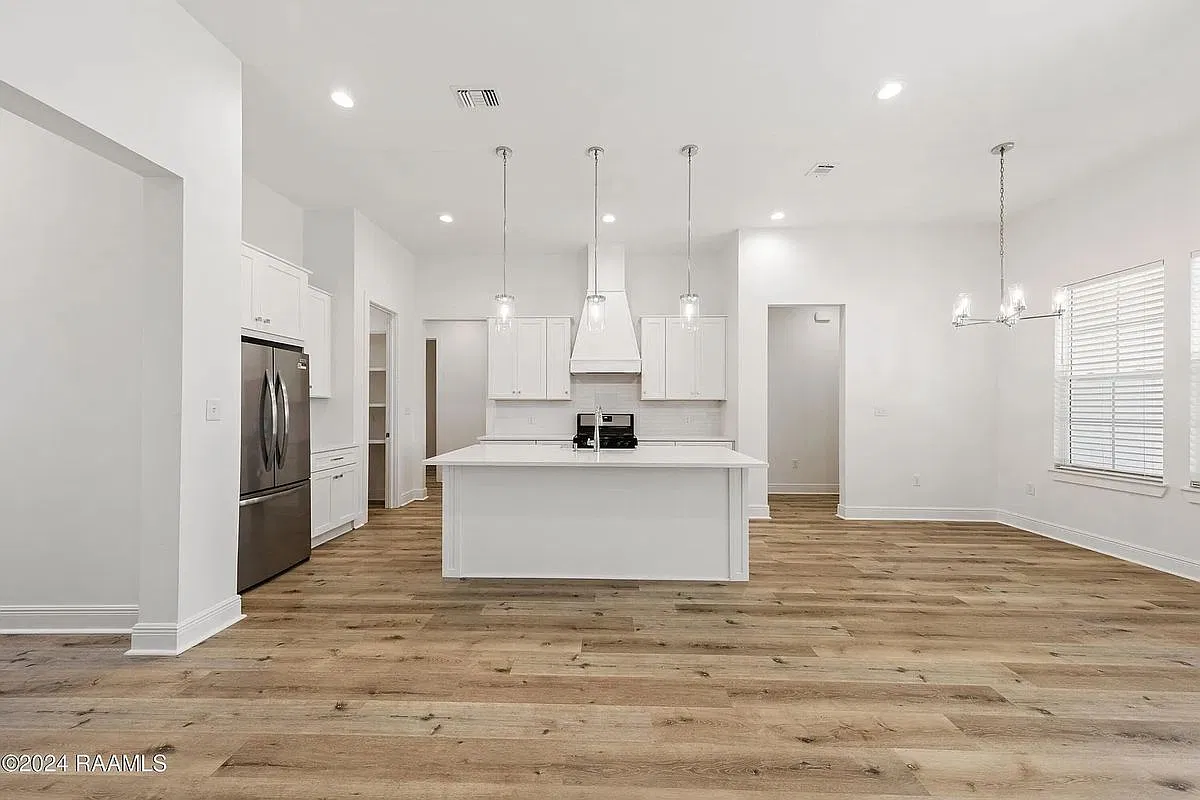 3 bed, 2.0 bath, 1823 sqft, $2,300 — Photo 3