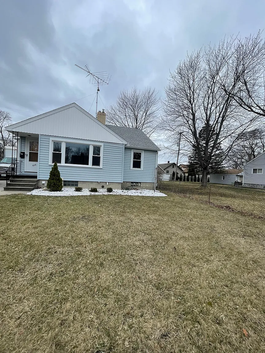 608 Oak St photo 1