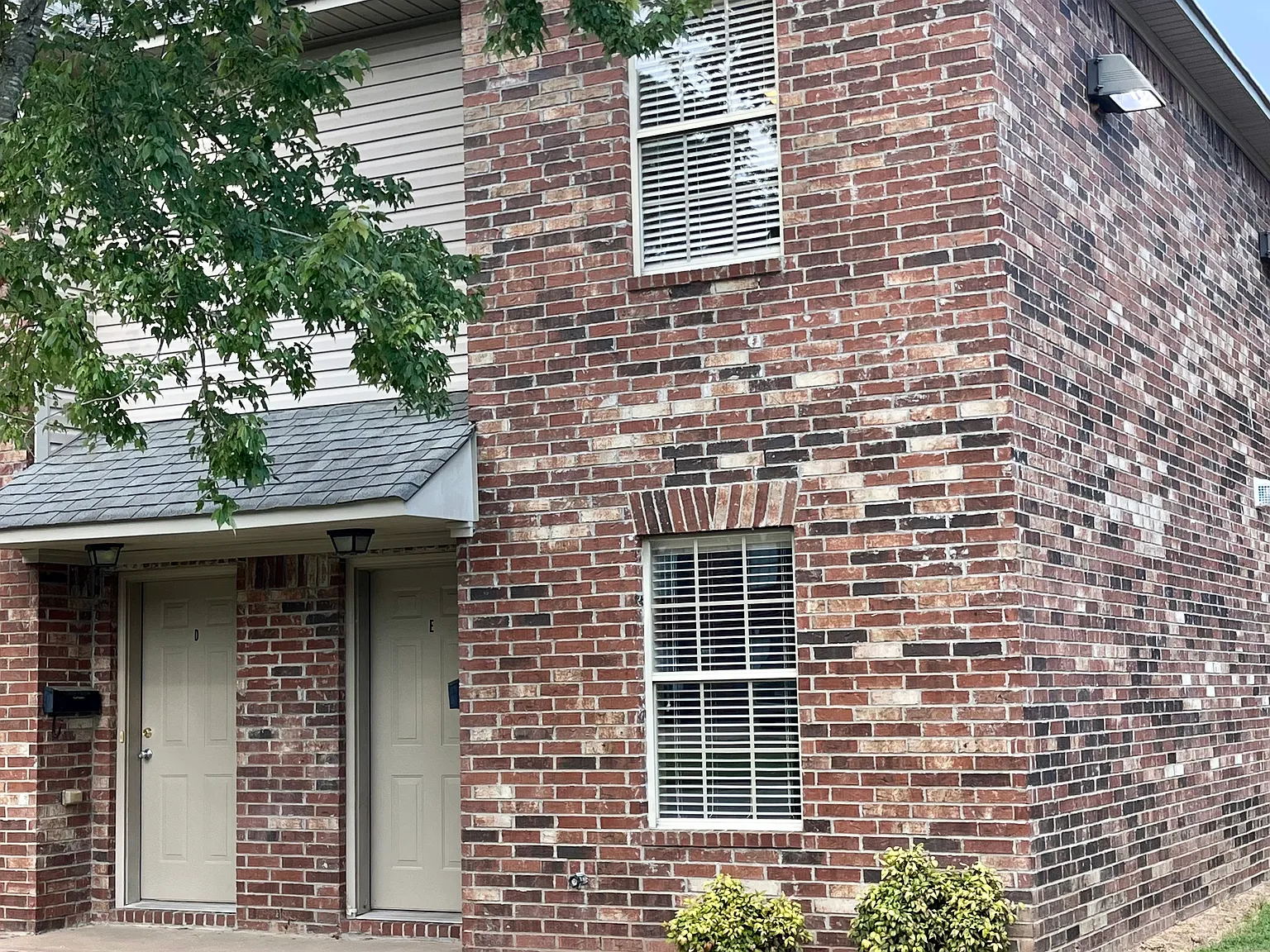 2 bed, 1.5 bath, 850 sqft, $825 — Photo 1