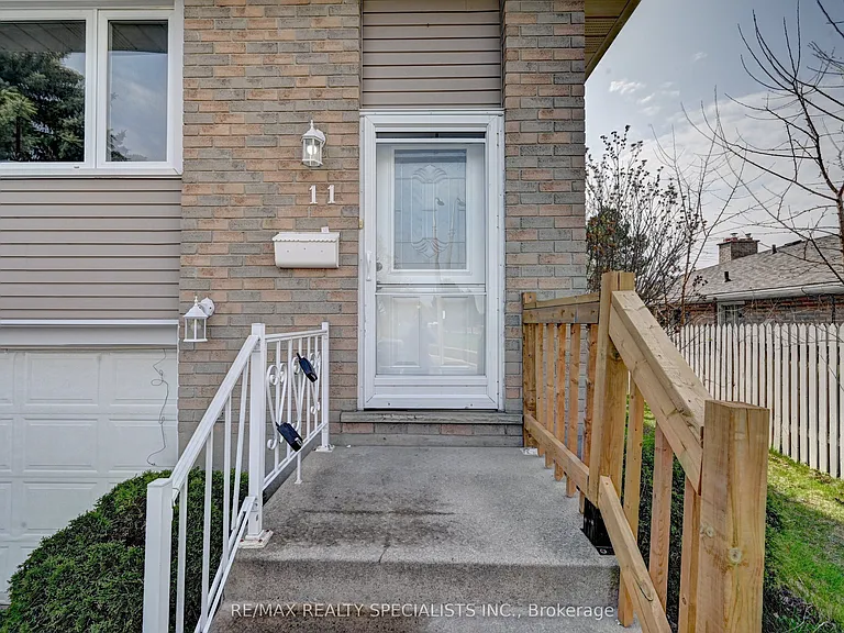 11 Dinison Cres — Photo 2