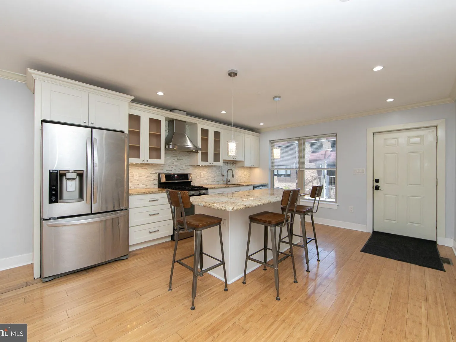 3 bed, 3.0 bath, 2175 sqft, $2,700 — Photo 2