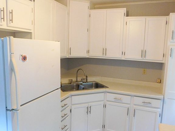 2nd image of 633 E D St