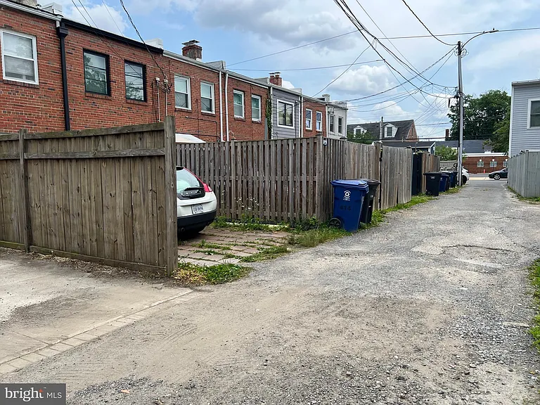 418 N Henry St — Photo 56