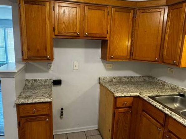 8956 S Escanaba Ave APT 2B