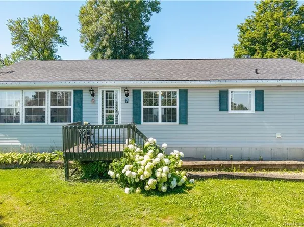 7 Moores Ln, Saint Stephen, NB E3L 1C3