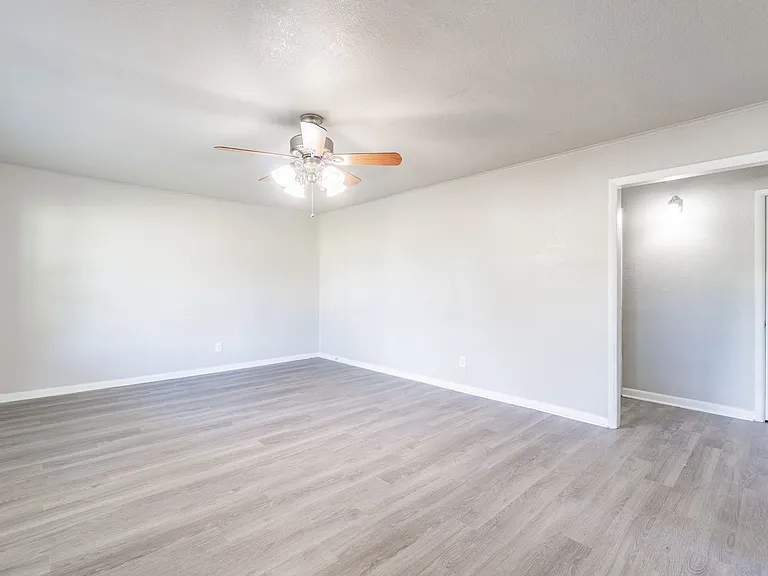 3806 Armour Ave — Photo 4