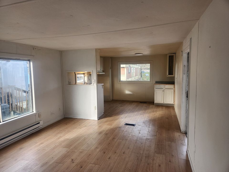 Refreshed 2 bed/1 bth mobile home available immediately for rent.