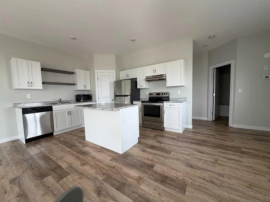 3 bed, 2.0 bath, 1200 sqft, $1,800 — Photo 3