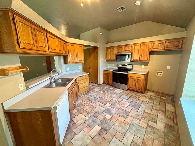 1304 Fairfax Cir — Photo 4
