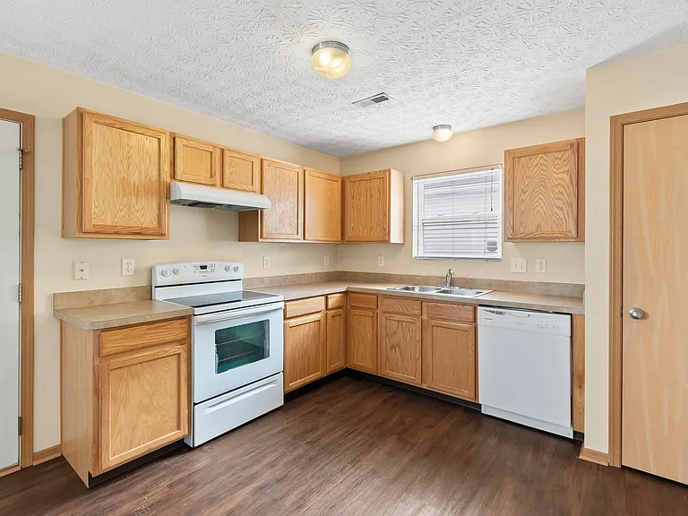 6306 Pompano St — Photo 2