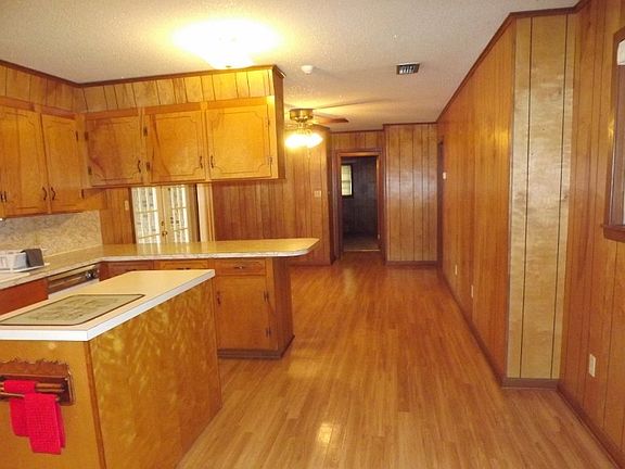 5th image of 807 Judy St