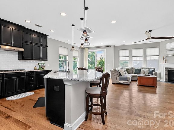 4th image of 128 Creekside Crossing Ln