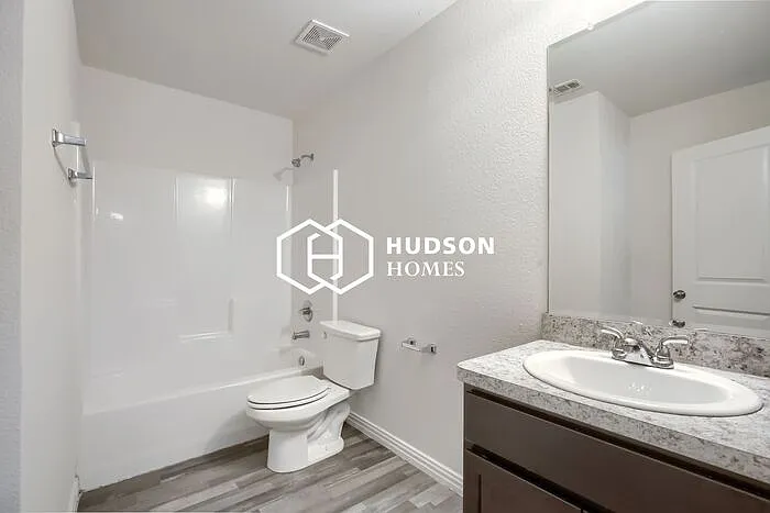 2214 Henry St — Photo 11