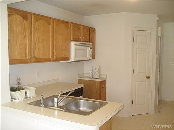 4th image of 18 Gardenville On The Grn