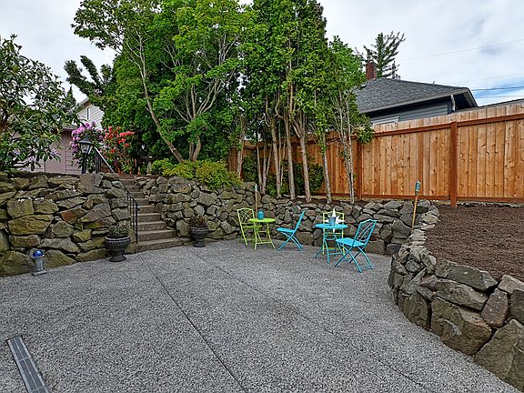 3rd image of 526 Avenue A #2