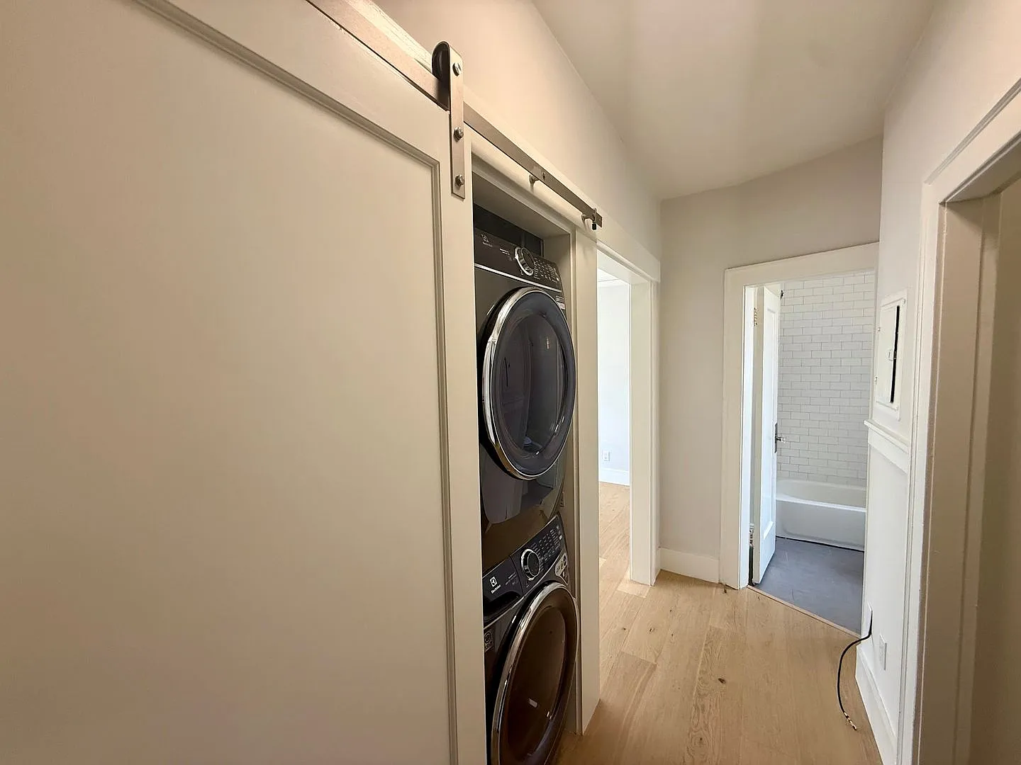 Renovated, Top Floor 1BD w/ In-Unit Laundry & Stunning Views! — Photo 4