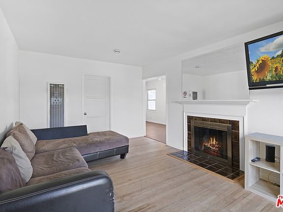 3rd image of 6419 W 87th St