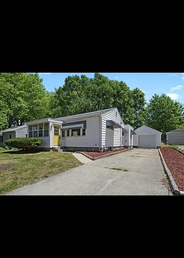 312 N Russell St photo 1