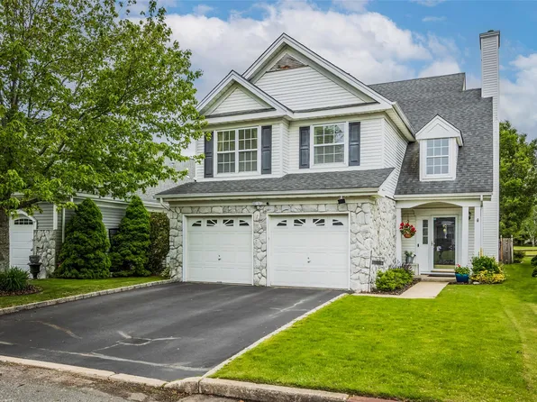 40 Ethan Circle, Middle Island, NY 11953