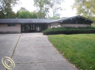 25576 Forestview Dr, Southfield, MI 48033