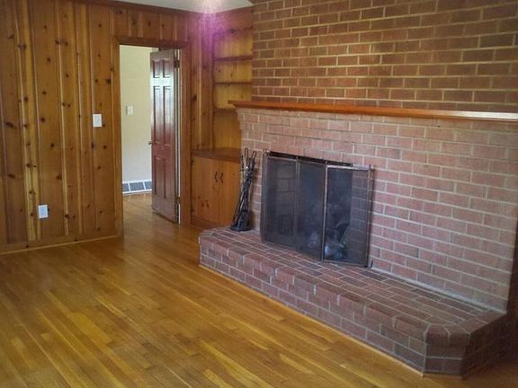 5th image of 404 York Warwick Dr
