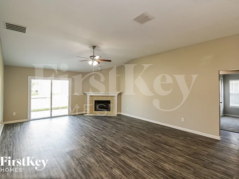 182 Greenfield Dr — Photo 4