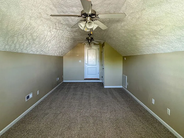 1945 Yellowbrick Rd — Photo 28