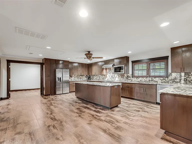 4900 Balcones Dr — Photo 7