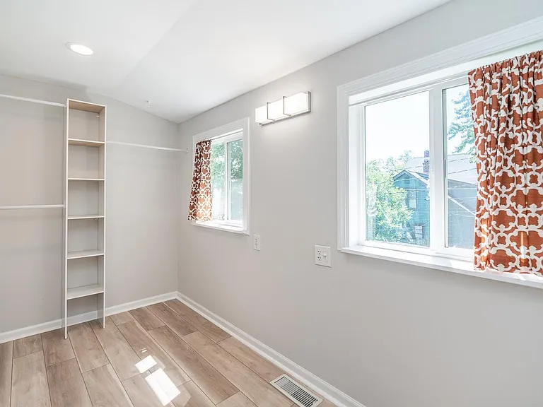 2435 Summit St — Photo 28