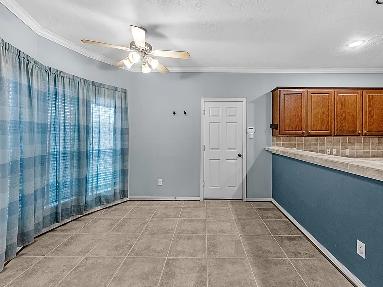 5228 Larkin St — Photo 6