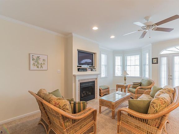 4th image of 248 Simpson Ave #248