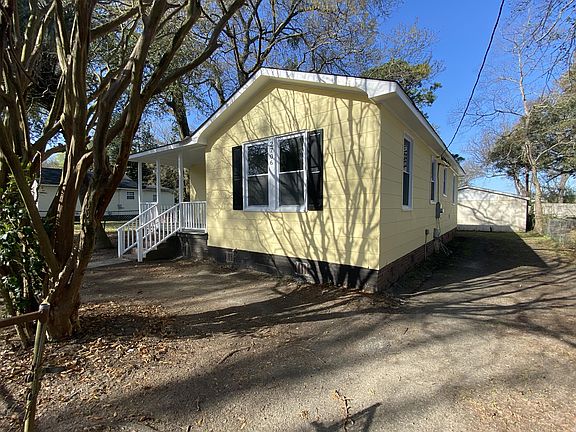3rd image of 2706 W Surrey Dr