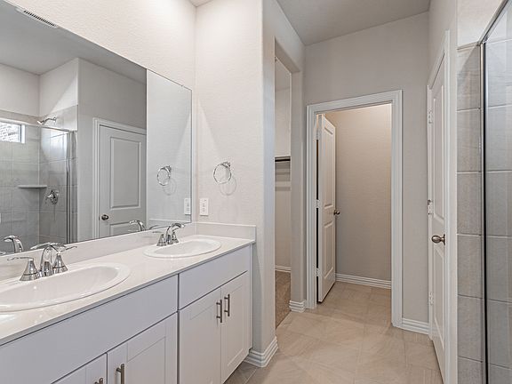 3rd image of 801 Leavenworth Dr