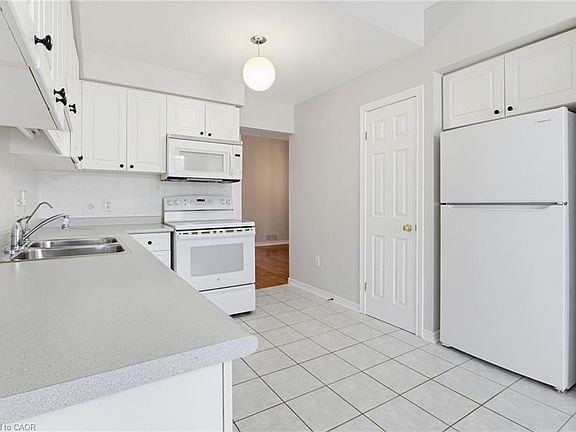 5th image of 34 Greentrail Dr